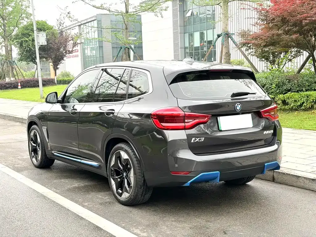BMW iX3 — фото 8