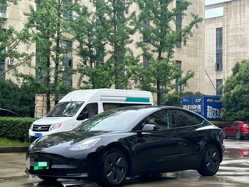 Tesla Model 3 — фото 1