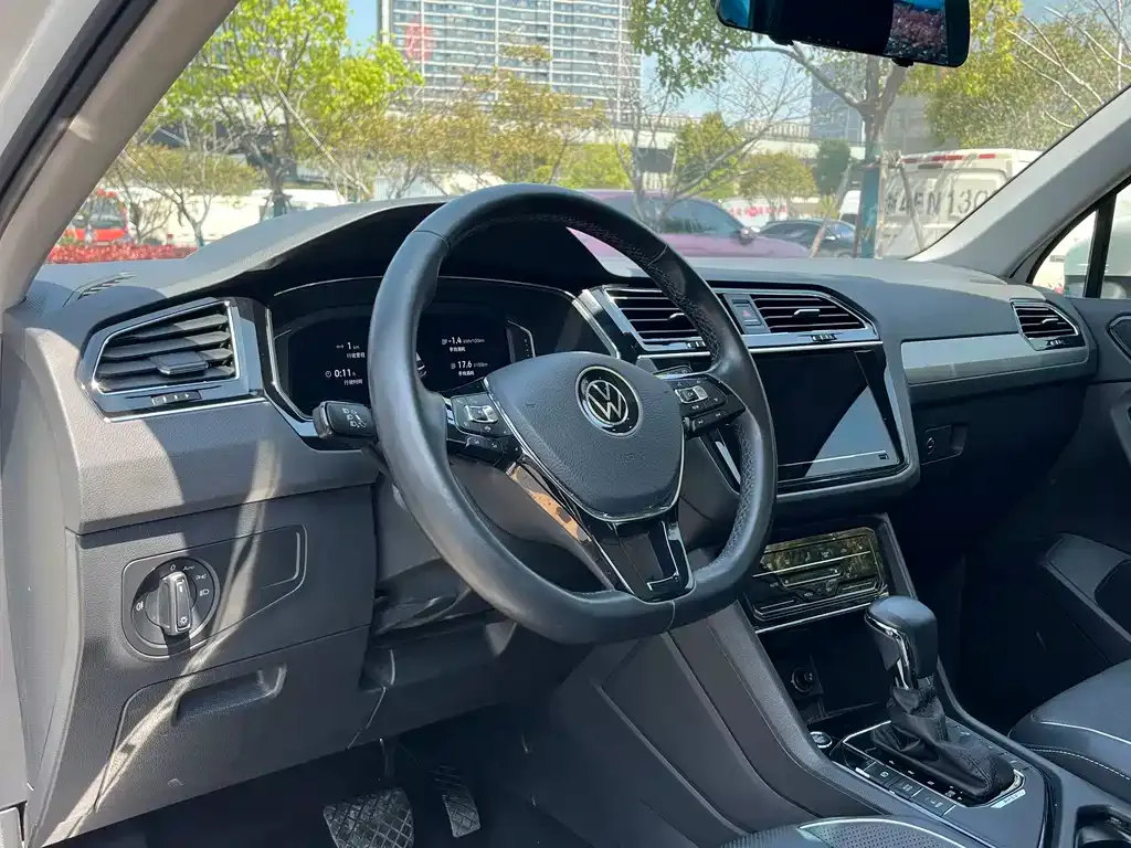 Volkswagen Tiguan L New Energy — фото 4