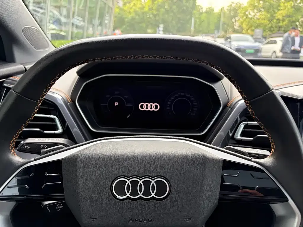 Audi Q4 e-tron — фото 2