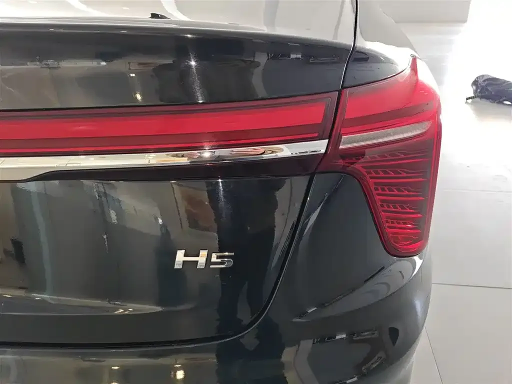 Hongqi H5 — фото 2