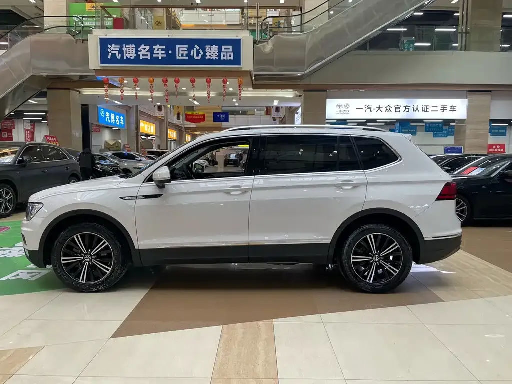 Volkswagen Tiguan L — фото 10