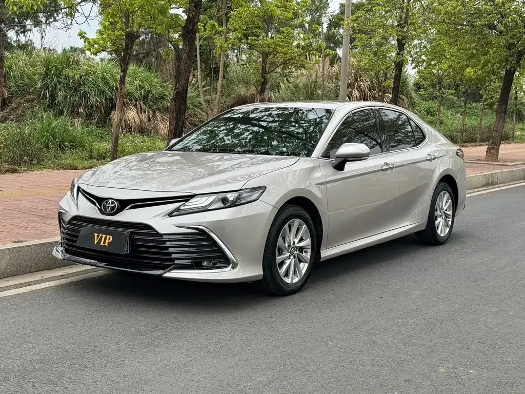 Toyota Camry — фото 1