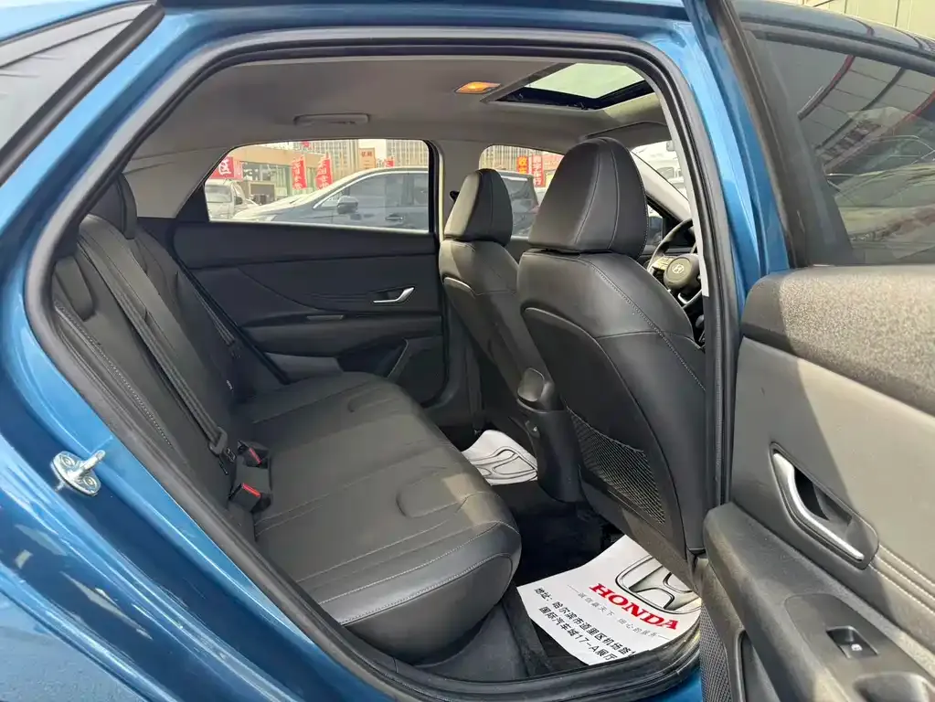 Hyundai Elantra — фото 2