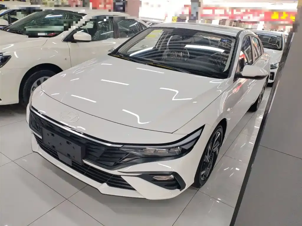 Hyundai Elantra — фото 1