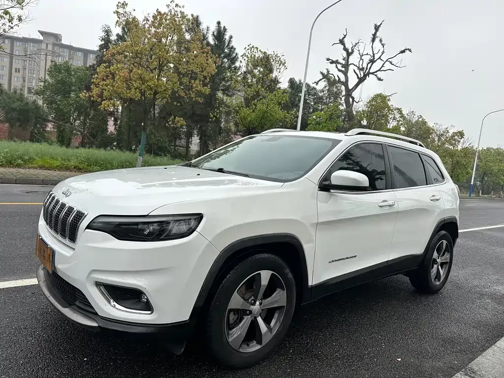 Jeep Cherokee — фото 1
