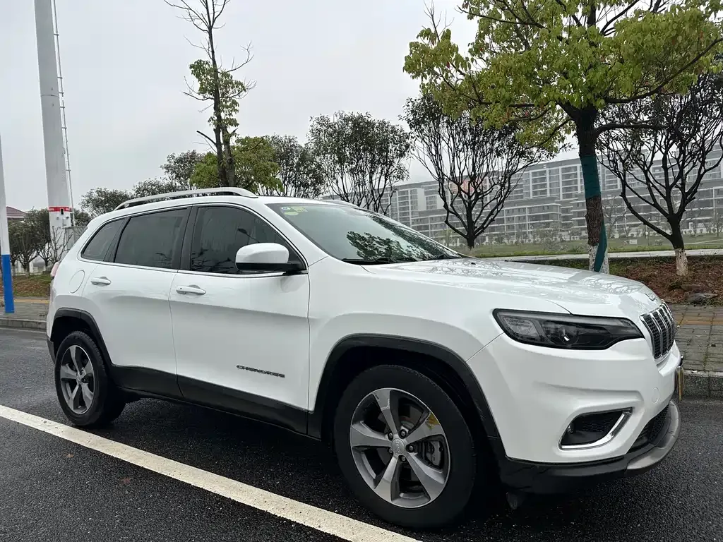 Jeep Cherokee — фото 2