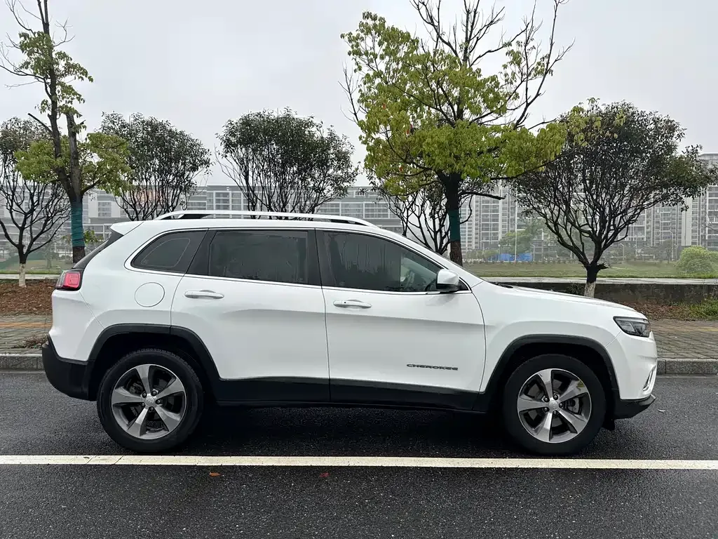 Jeep Cherokee — фото 3