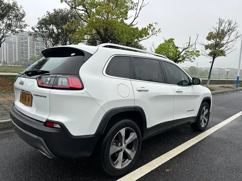 Jeep Cherokee — фото 10