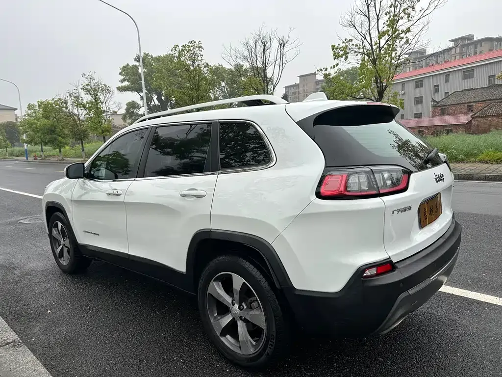 Jeep Cherokee — фото 9