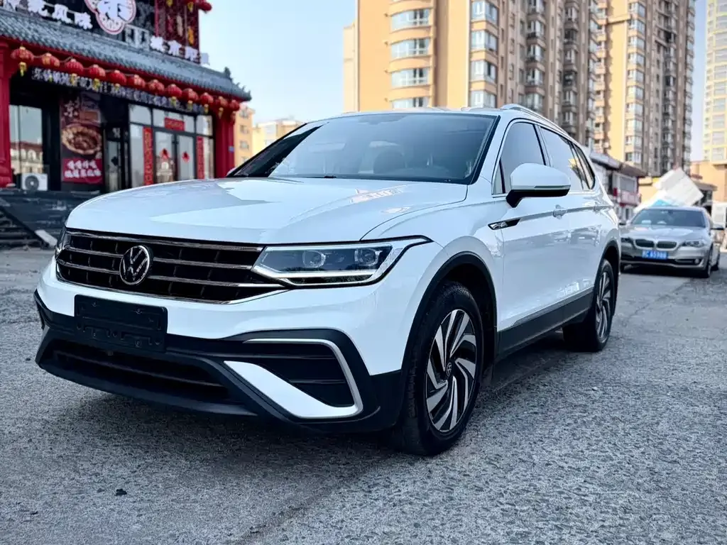 Volkswagen Tiguan L — фото 1