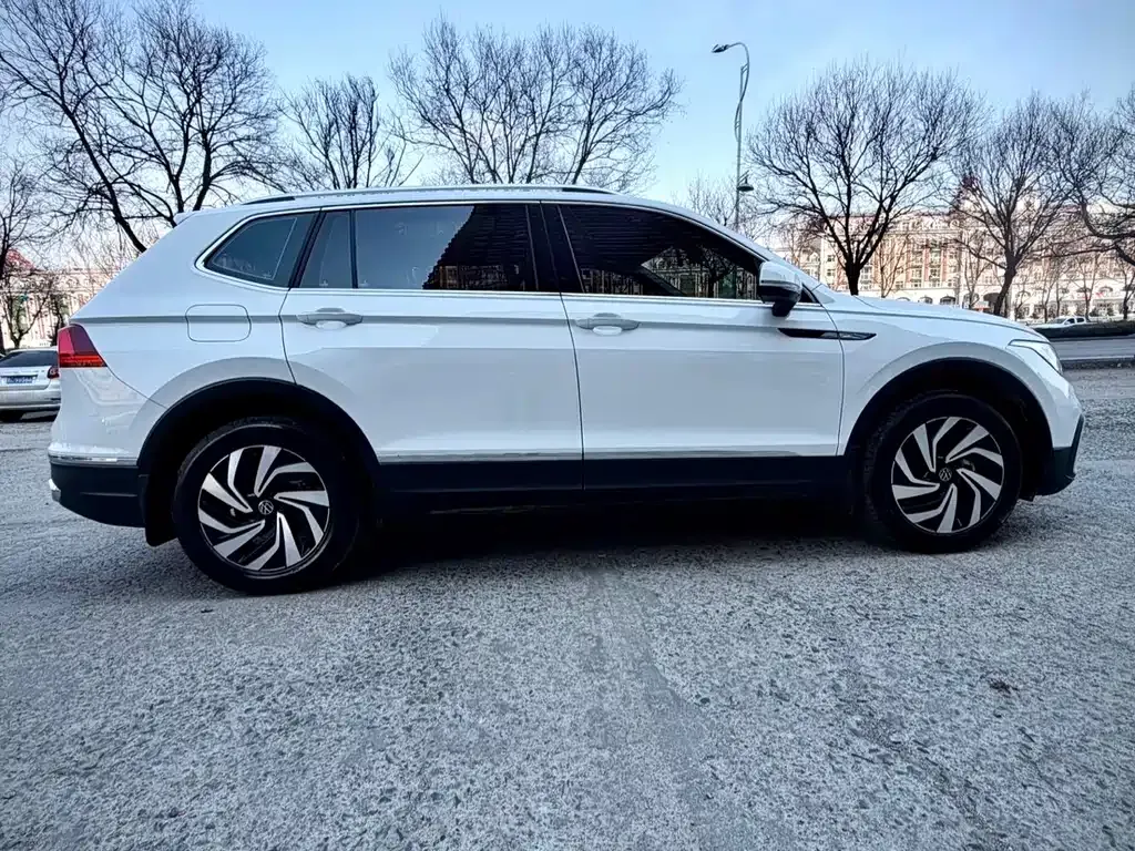 Volkswagen Tiguan L — фото 8