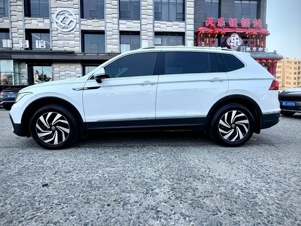 Volkswagen Tiguan L — фото 10