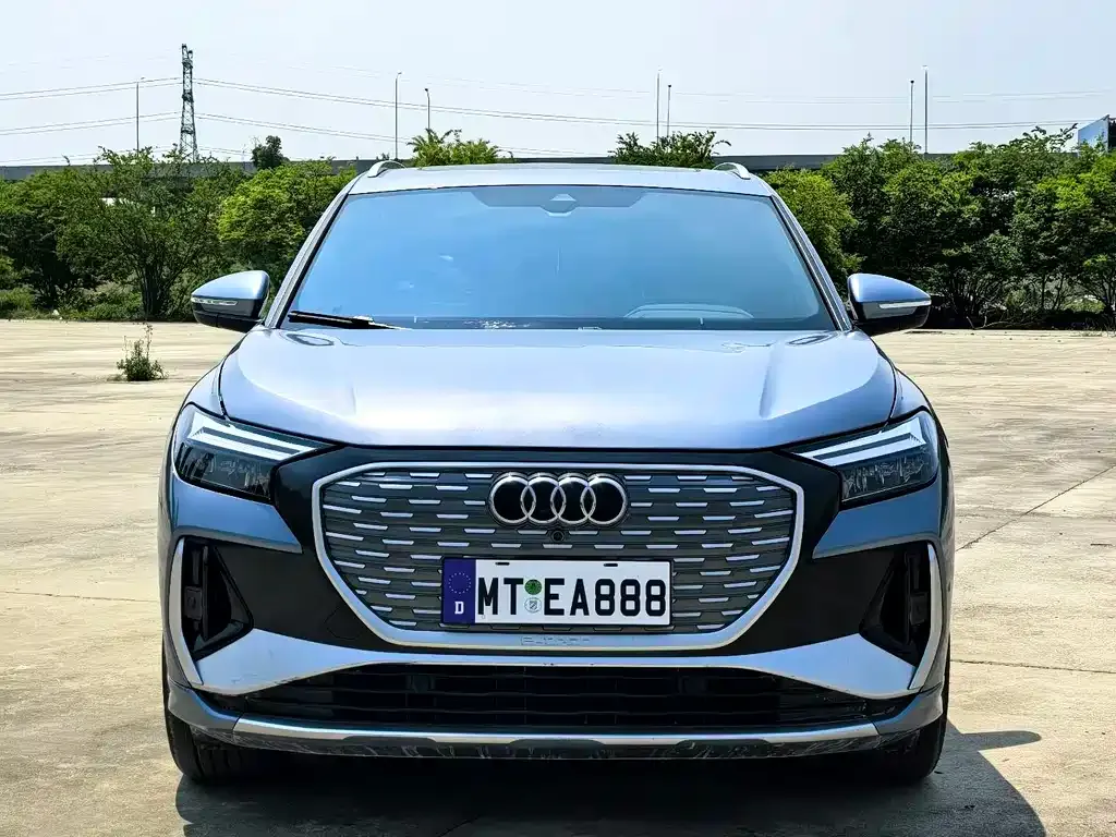 Audi Q4 e-tron — фото 1