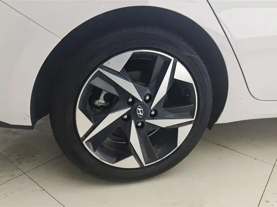 Hyundai Elantra — фото 5