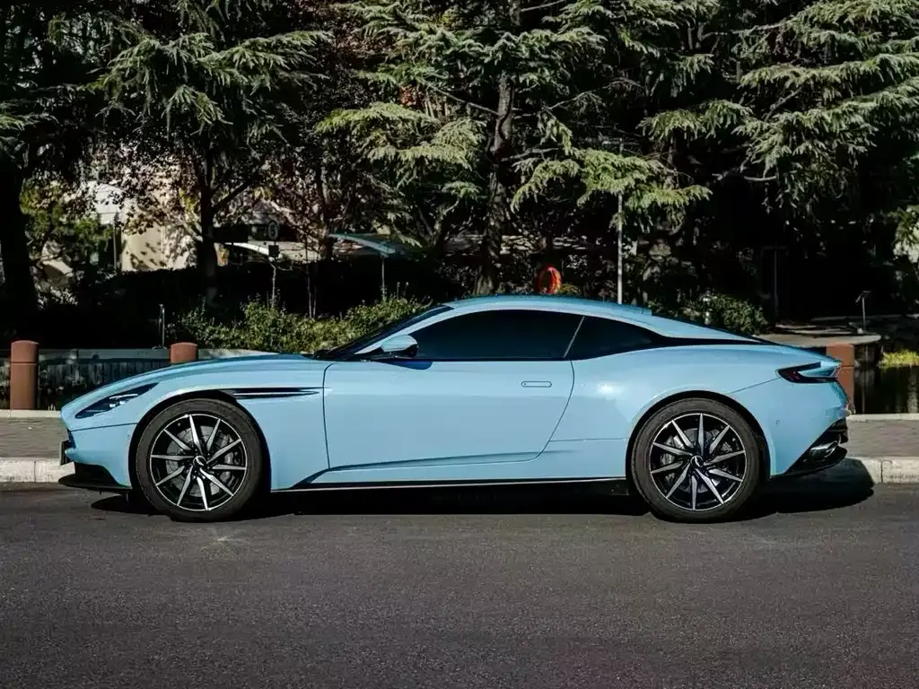 Aston Martin DB11 — фото 8