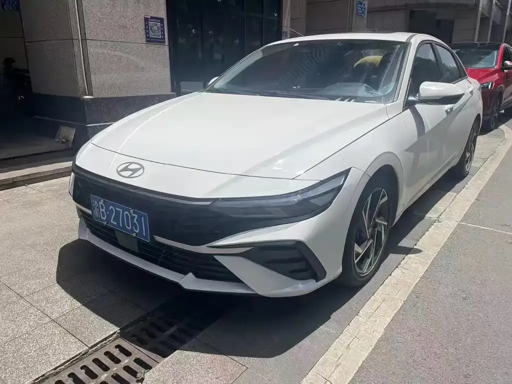 Hyundai Elantra — фото 1