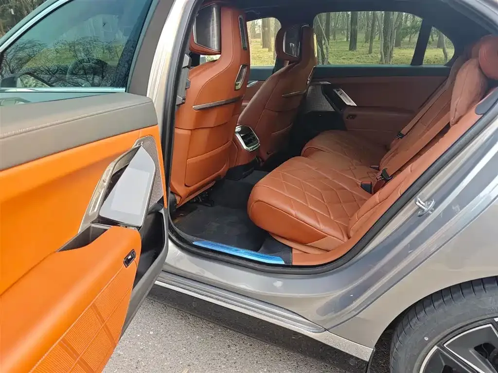 BMW i7 — фото 9