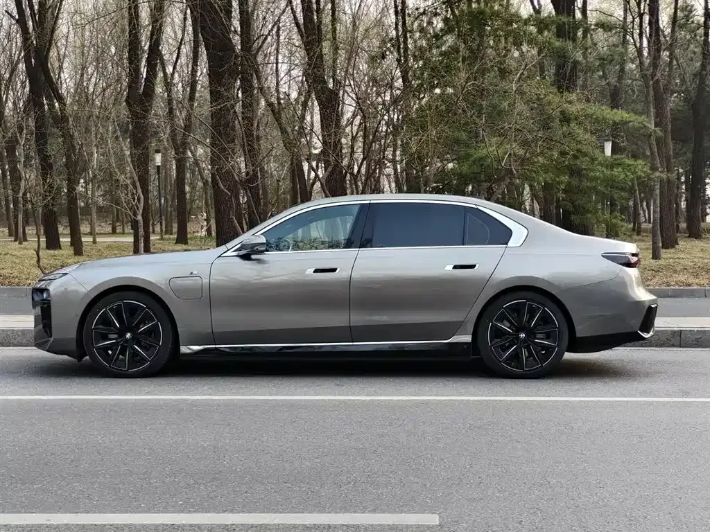 BMW i7 — фото 10