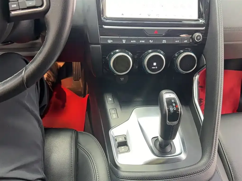 Jaguar E-PACE — фото 10