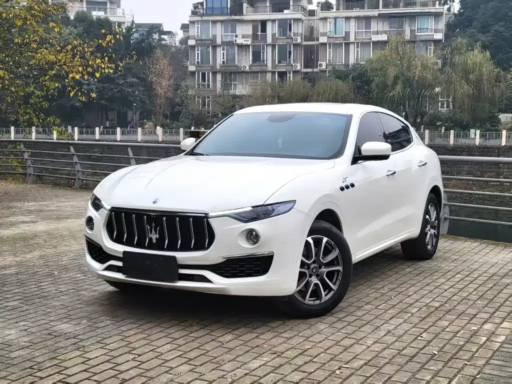 Maserati Levante — фото 1