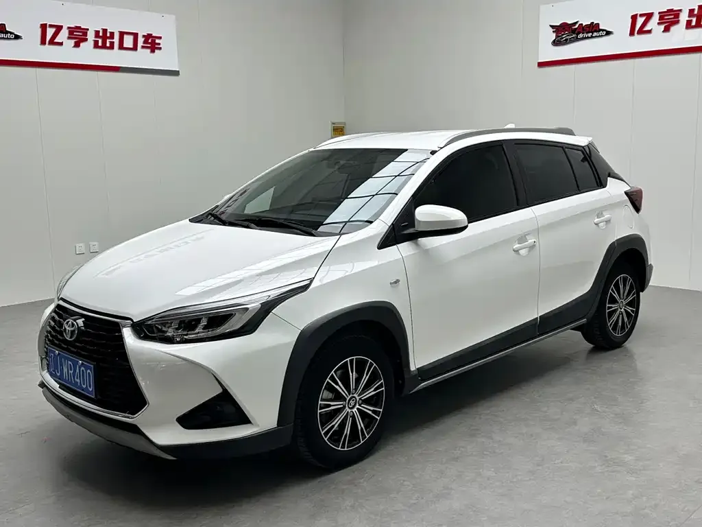Toyota Yaris L — фото 1
