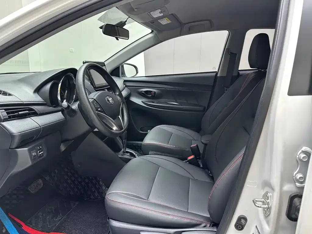 Toyota Yaris L — фото 4