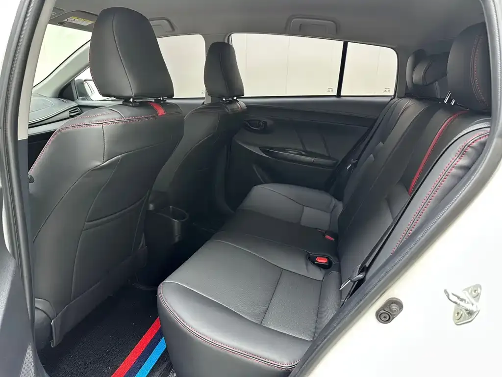 Toyota Yaris L — фото 2