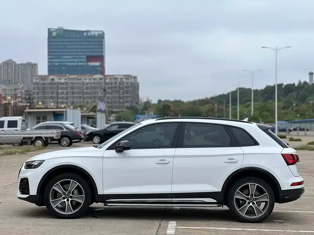 Audi Q5L — фото 10