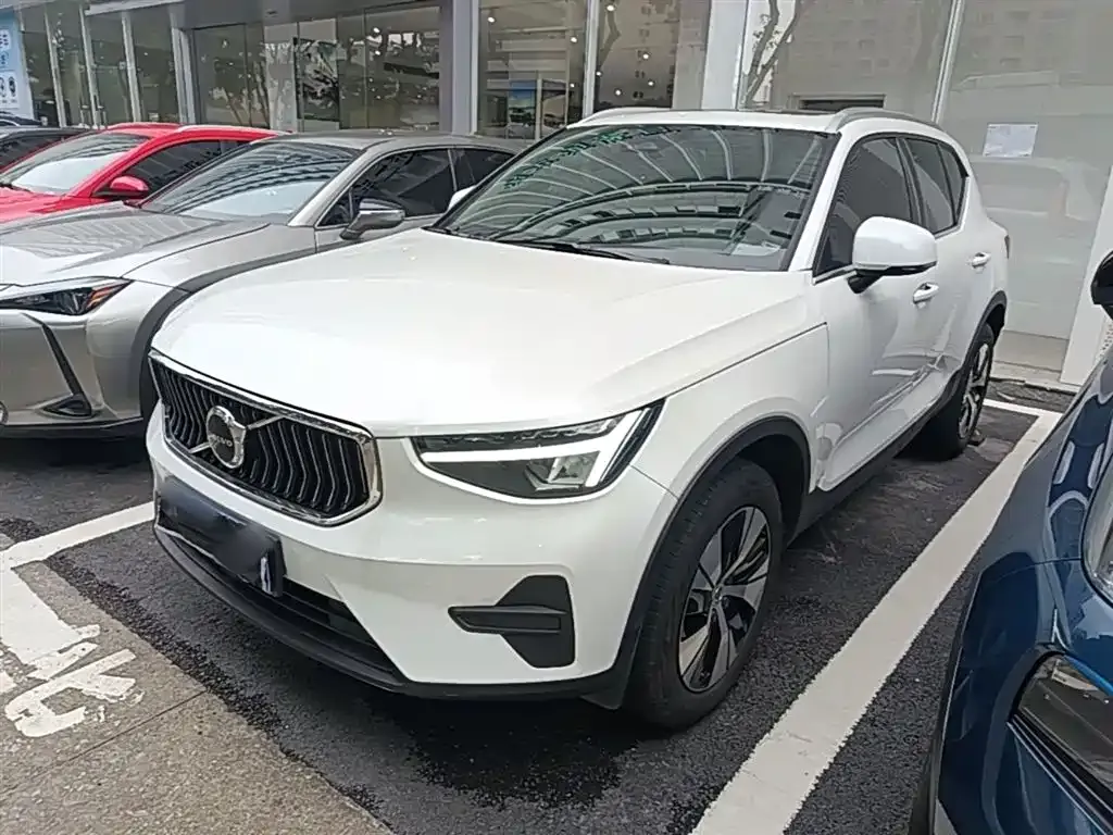 Volvo XC40 — фото 1