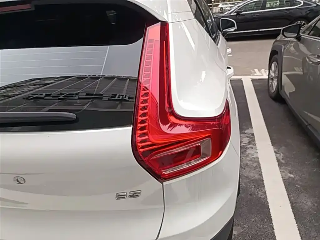 Volvo XC40 — фото 2