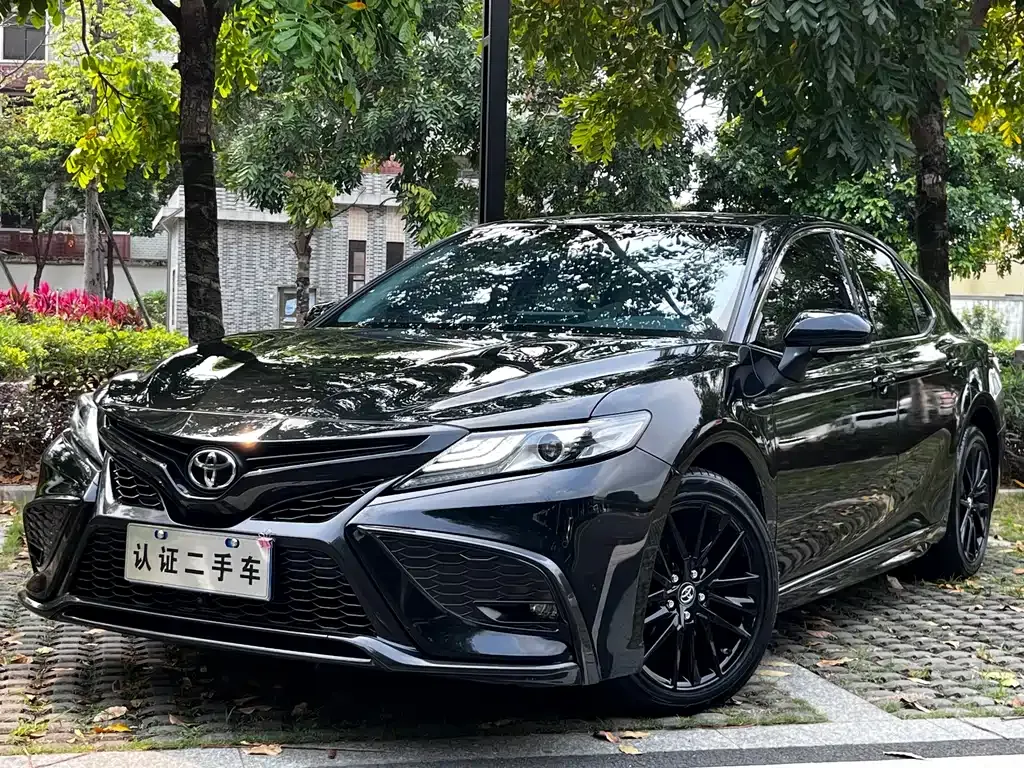 Toyota Camry — фото 1