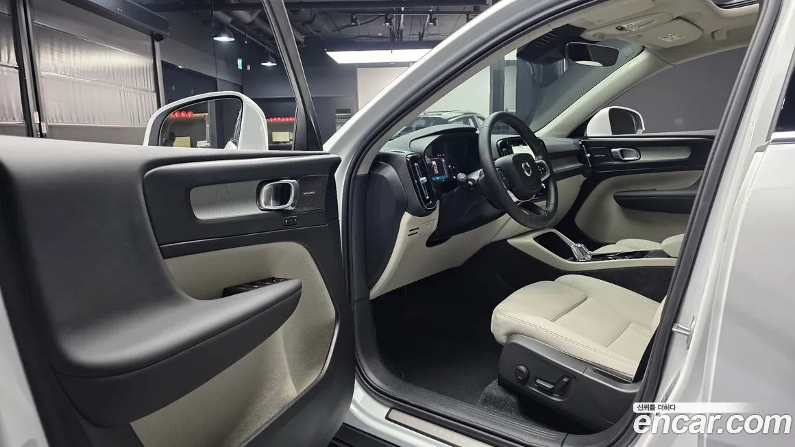 Volvo XC40 — фото 10