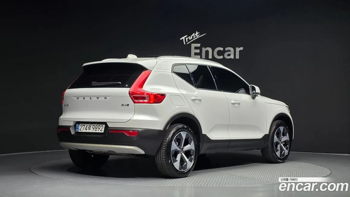 Volvo XC40 — фото 7