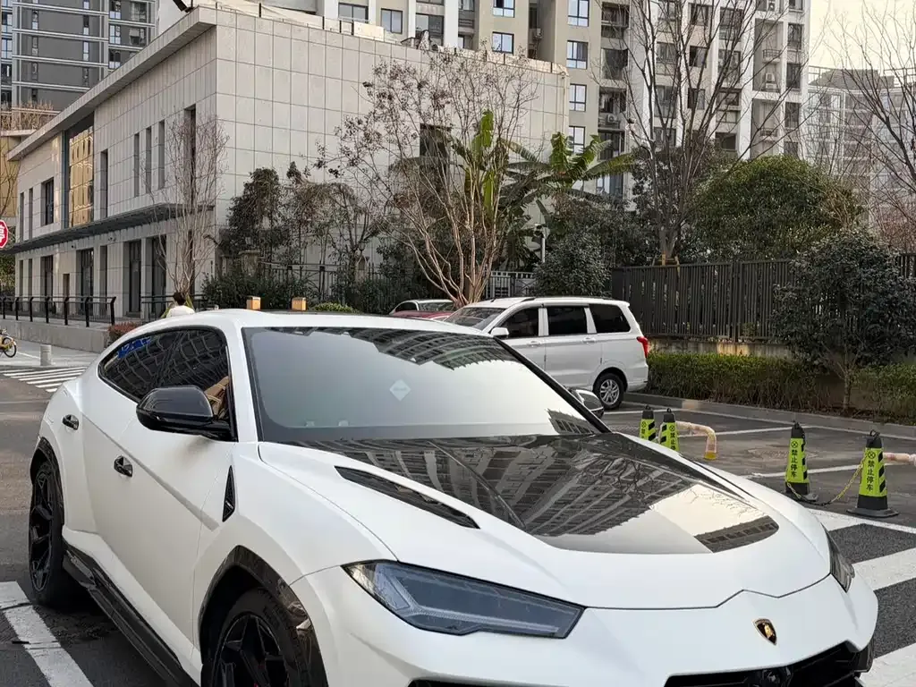 Lamborghini Urus — фото 1