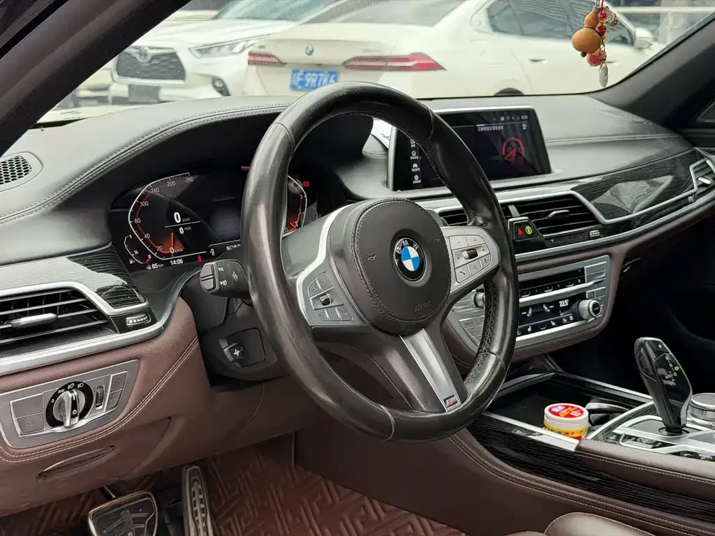 BMW 7 Series — фото 10