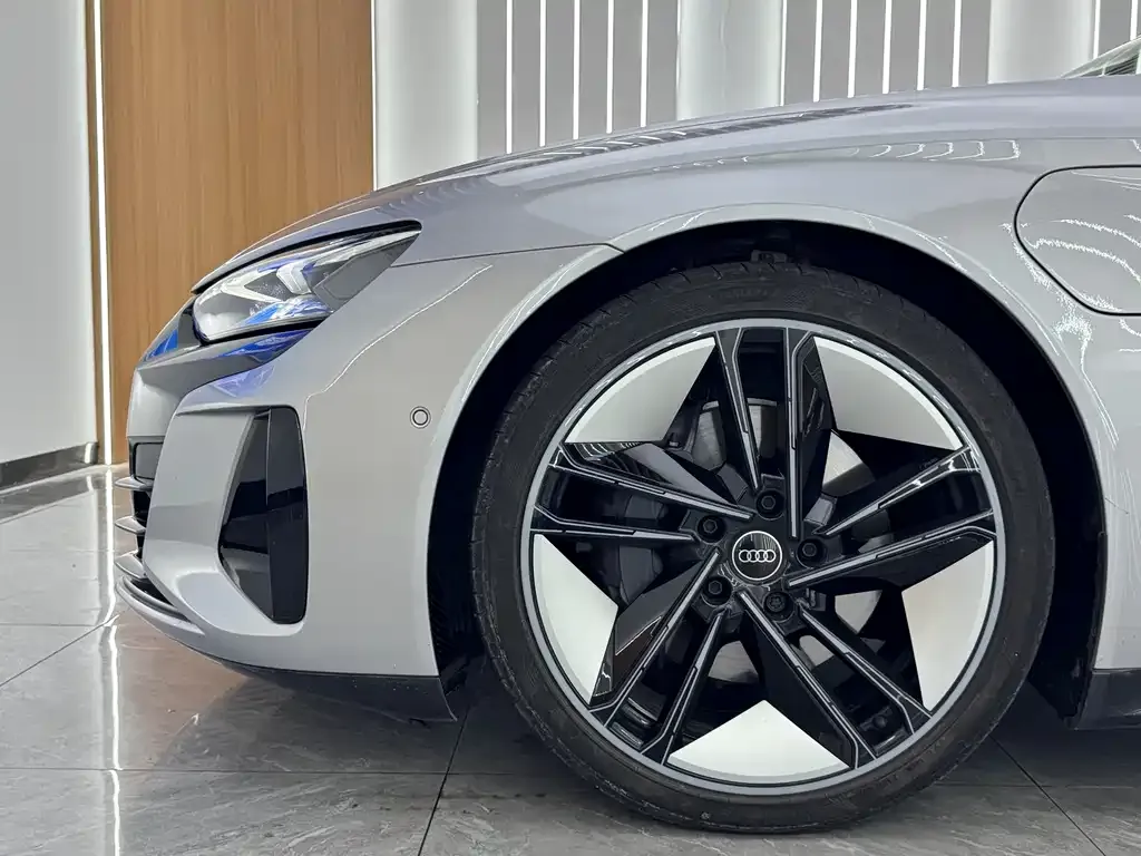 Audi e-tron GT — фото 3