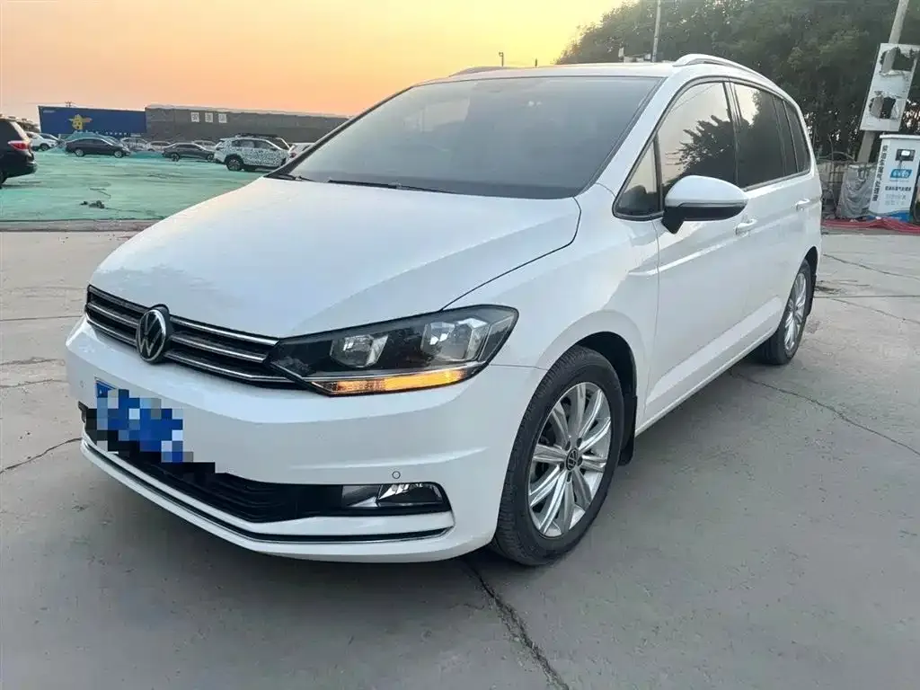 Volkswagen Touran — фото 1