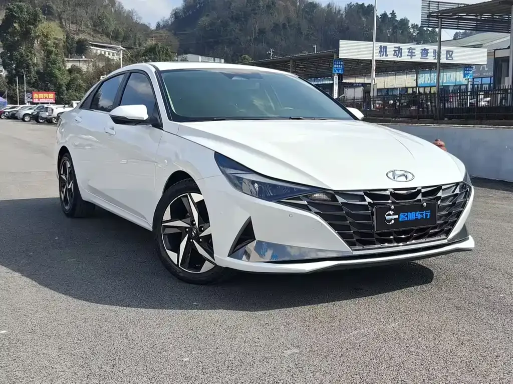 Hyundai Elantra — фото 1