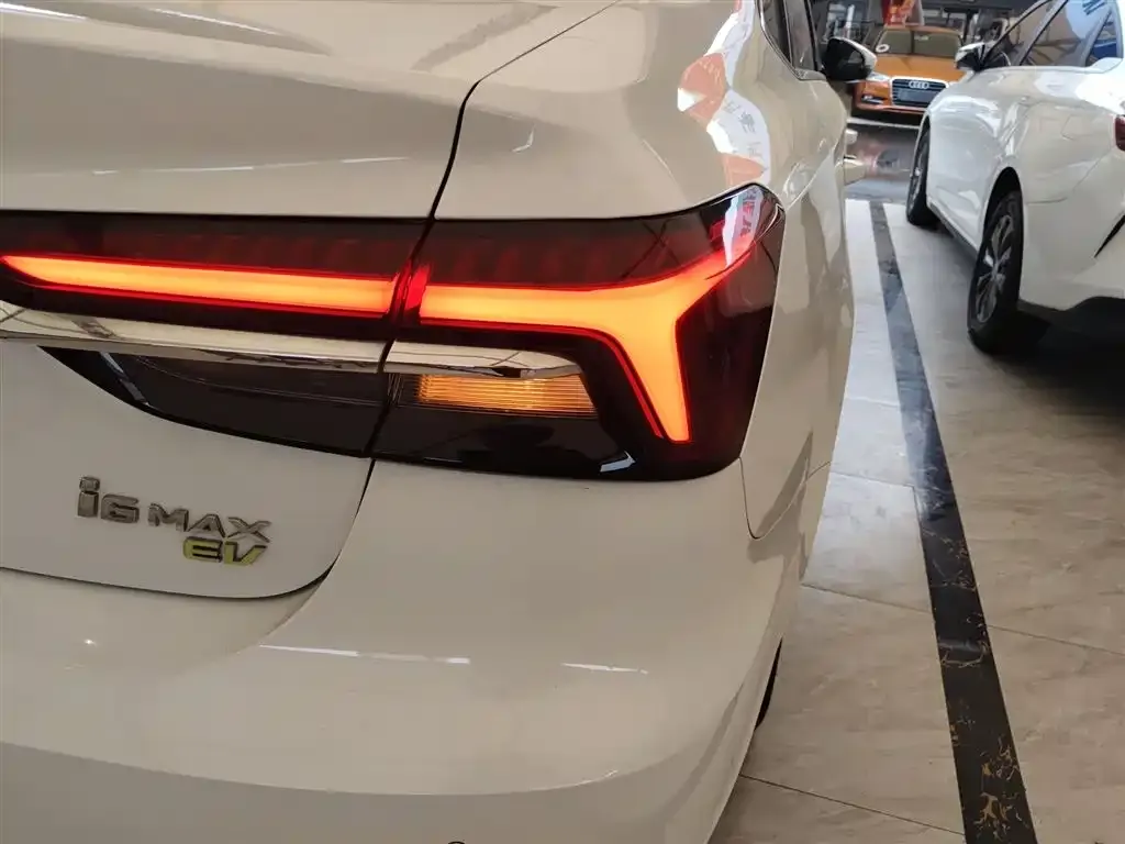 Roewe i6 MAX New Energy — фото 2