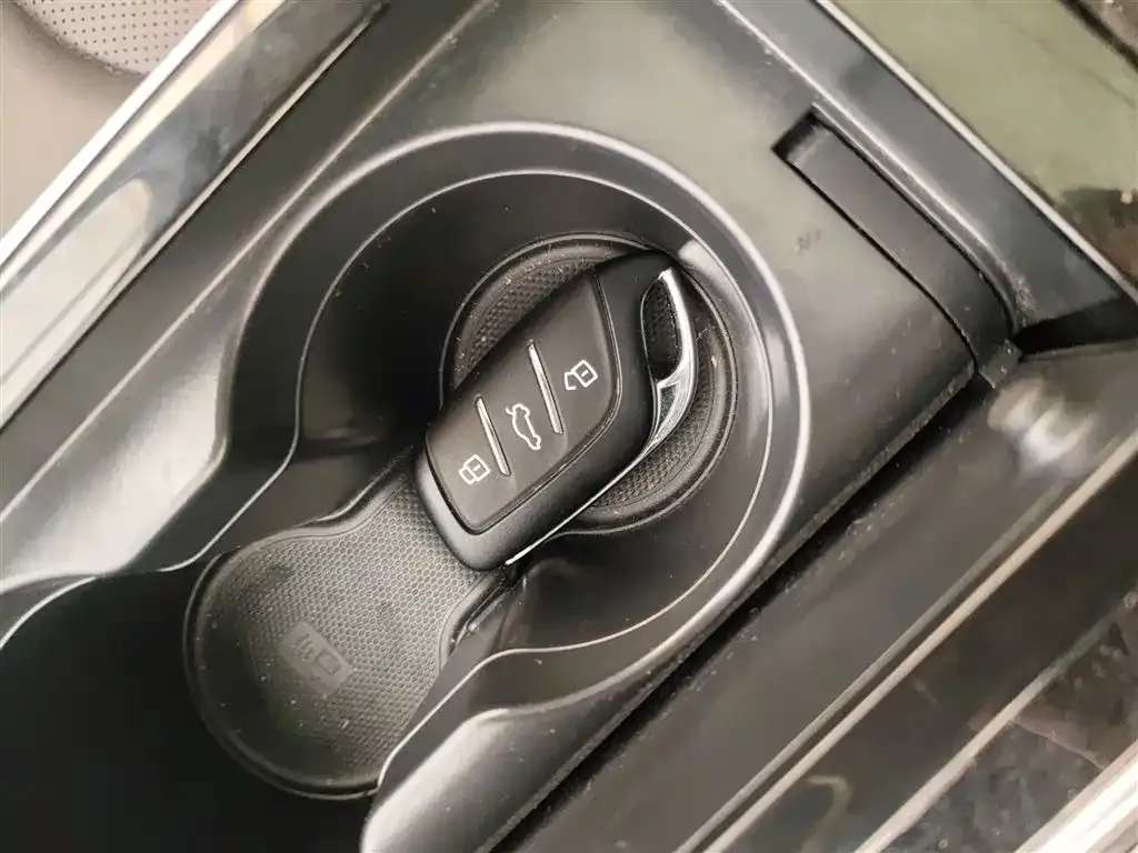 Roewe i6 MAX New Energy — фото 9