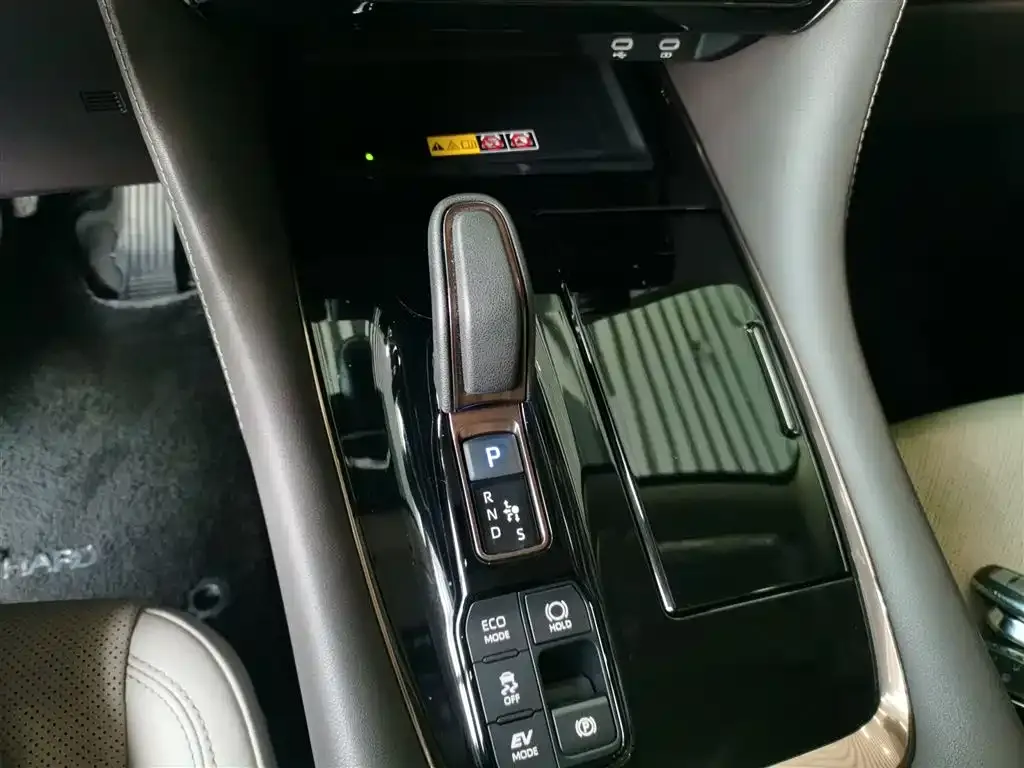 Toyota Alphard — фото 6