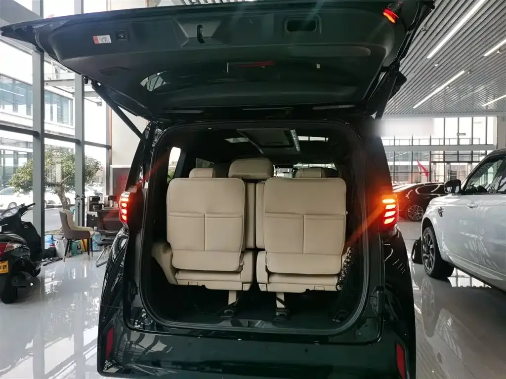 Toyota Alphard — фото 8