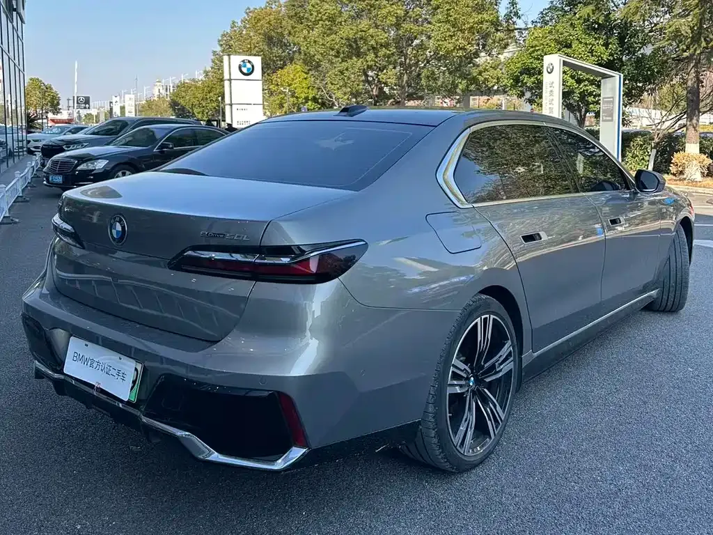 BMW i7 — фото 8