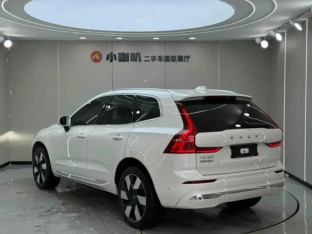 Volvo XC60 PHEV — фото 3