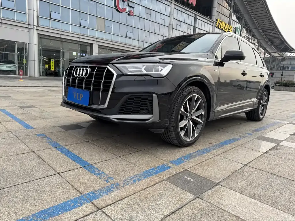 Audi Q7 — фото 1