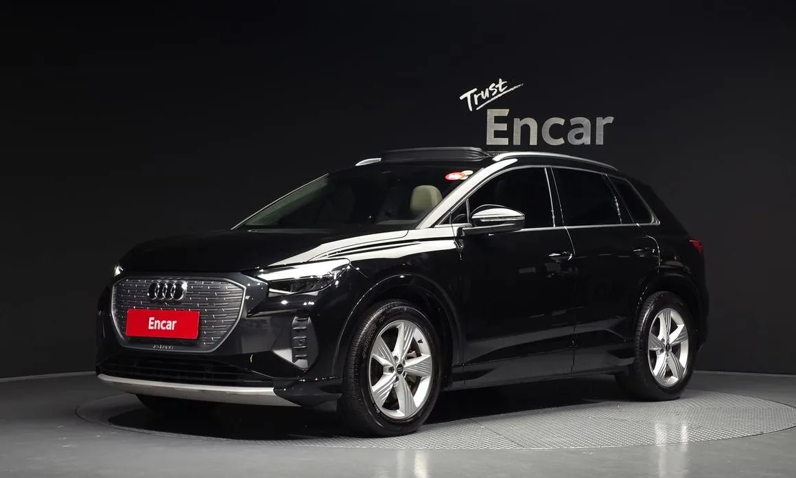 Audi Q4 e-tron — фото 1