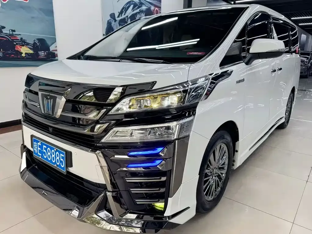 Toyota Vellfire — фото 1