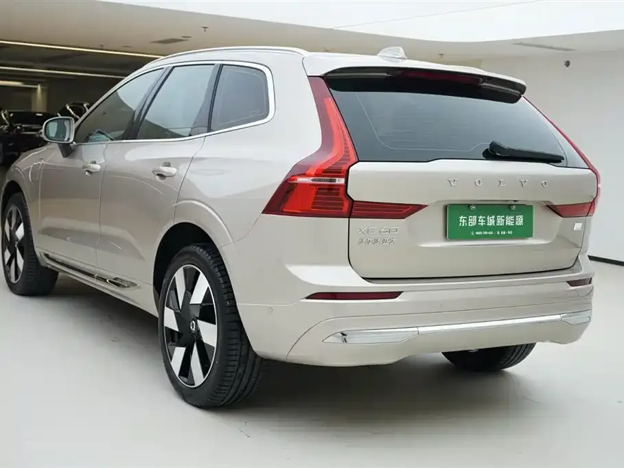 Volvo XC60 PHEV — фото 9