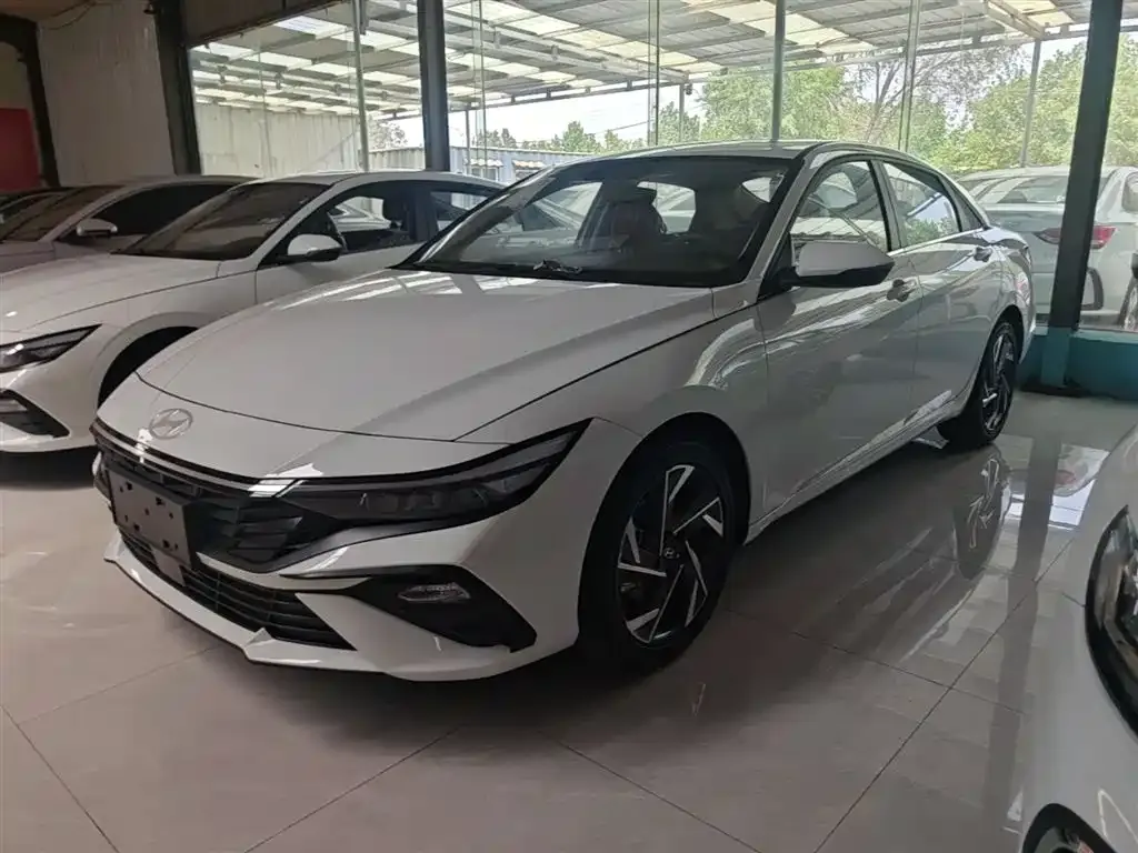 Hyundai Elantra — фото 1